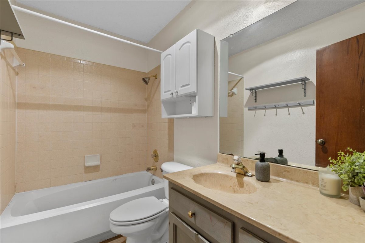 511 Suzzane Road Pflugerville, TX 78660 - Photo 24 of 37 Full bath with washtub / shower combination and vanity