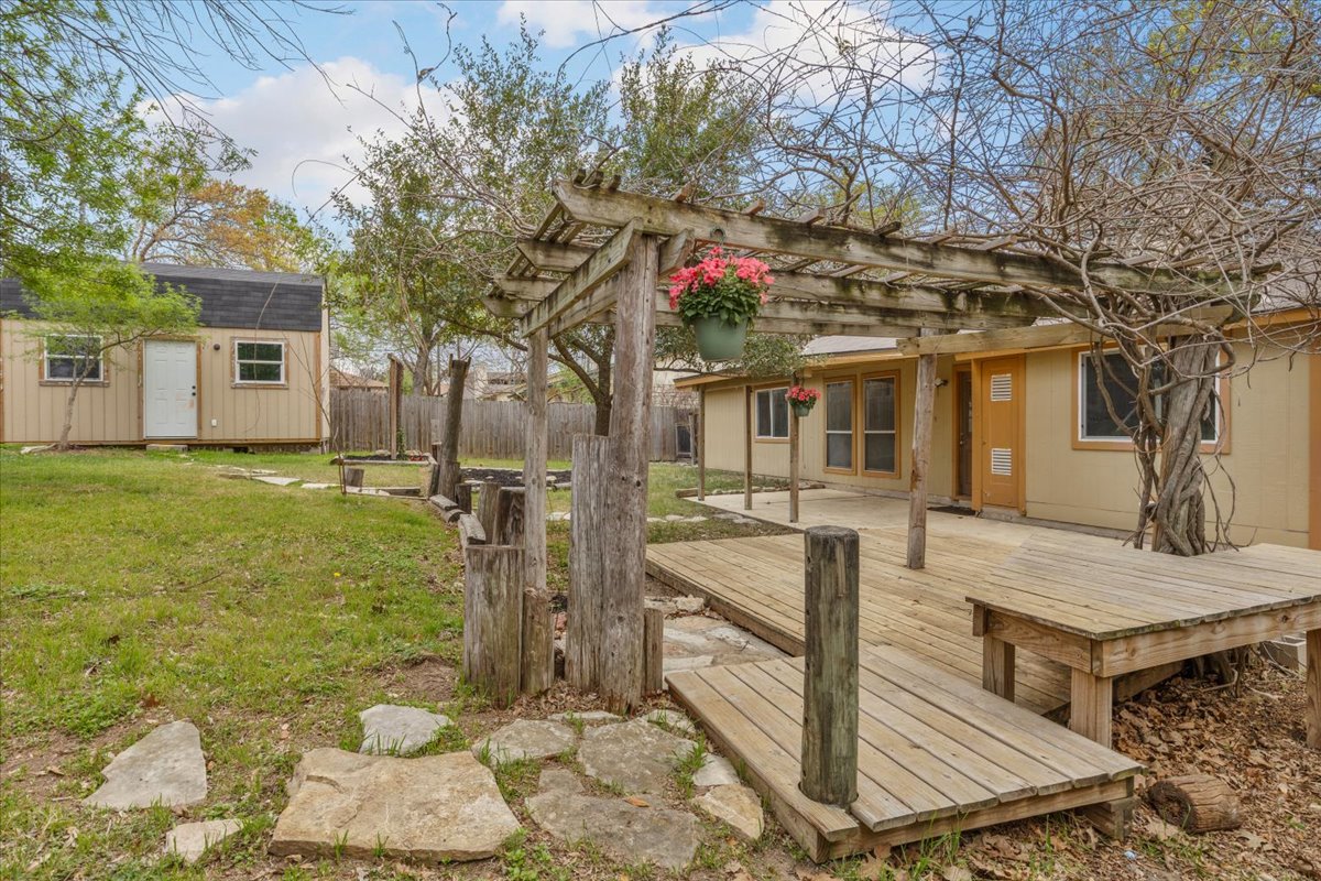 511 Suzzane Road Pflugerville, TX 78660 - Photo 30 of 35 a front view of a house with garden