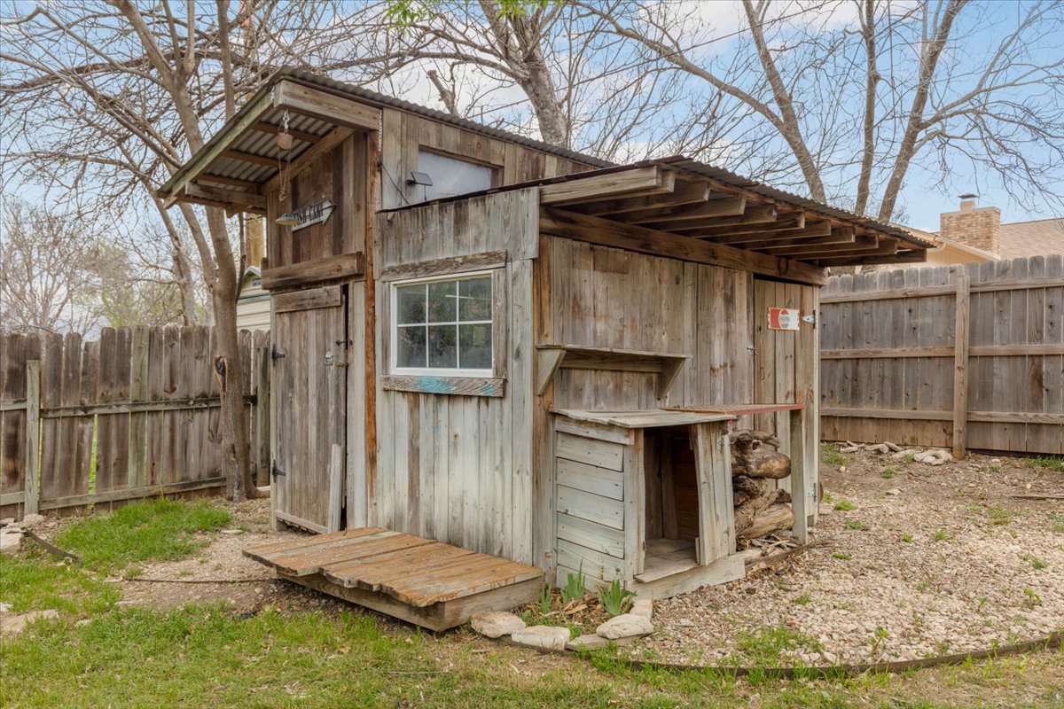 511 Suzzane Road Pflugerville, TX 78660 - Photo 32 of 35 a backyard of a house with barbeque oven
