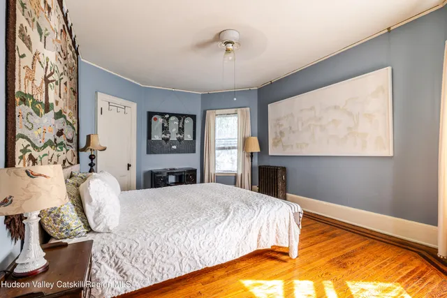 a view of entryway and kitchen