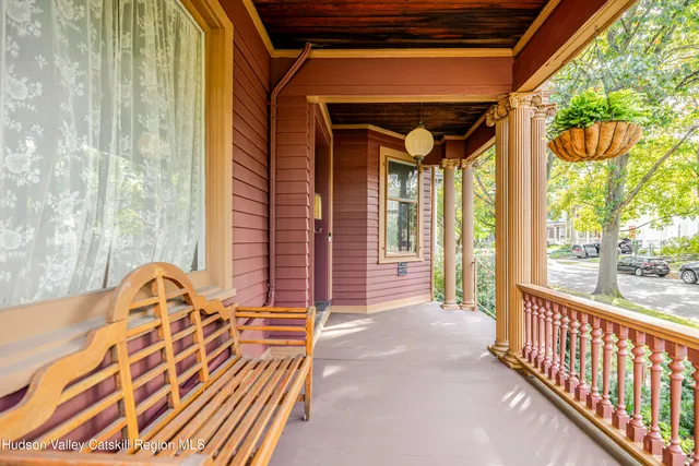 a view of an entryway with a workspace