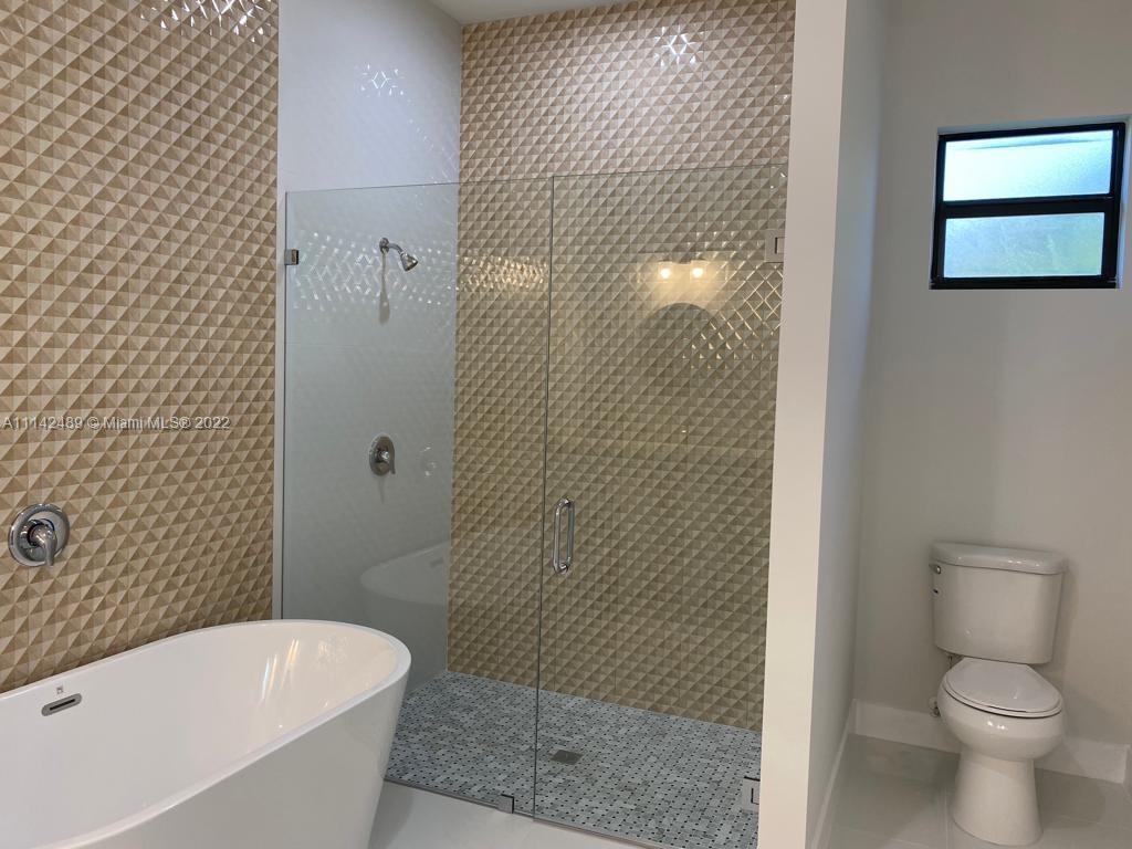 17566 93rd Road North Loxahatchee, FL 33470 - Photo 5 of 6 a bathroom with a toilet and a bathtub