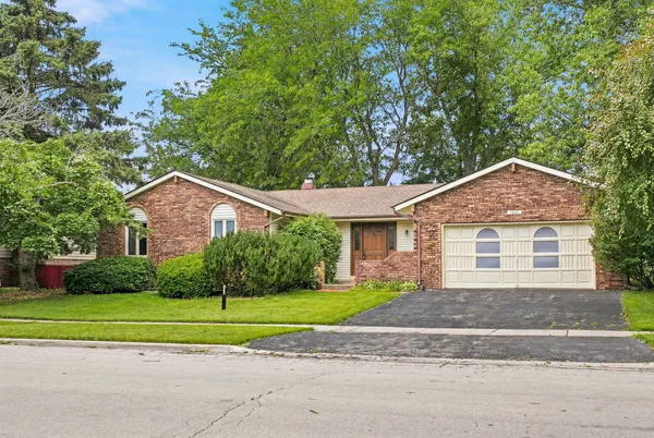 $299,900 | 1621 Sleepy Hollow Lane, DeKalb, IL 60115