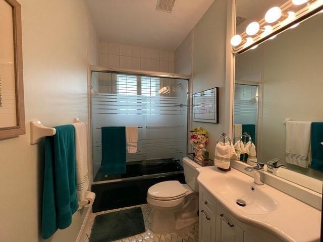 17610 Sealakes Drive Boca Raton, FL 33498 - Photo 21 of 39 Guest Bathroom