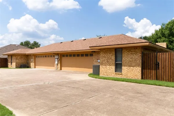 $2,500 | 5201 Ledgestone Drive, Fort Worth, TX 76132