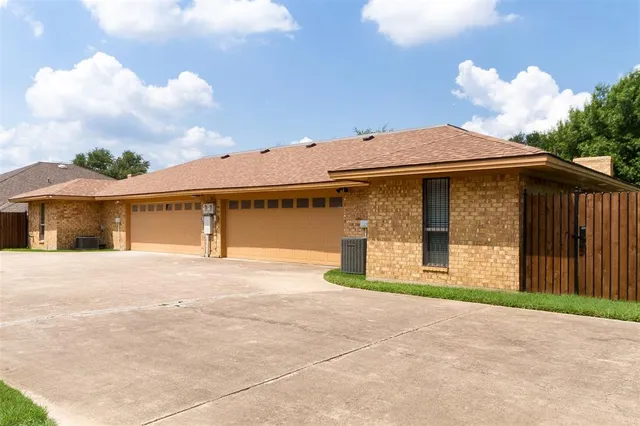 $2,500 | 5201 Ledgestone Drive, Fort Worth, TX 76132