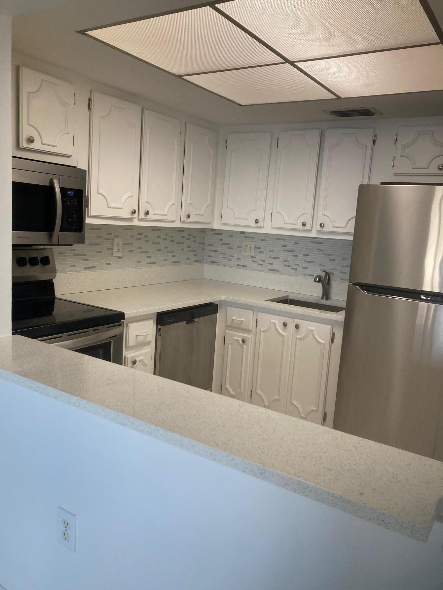 2936 Lake Shore Drive, Unit 409 Riviera Beach, FL 33404 - Photo 4 of 10 Kitchen