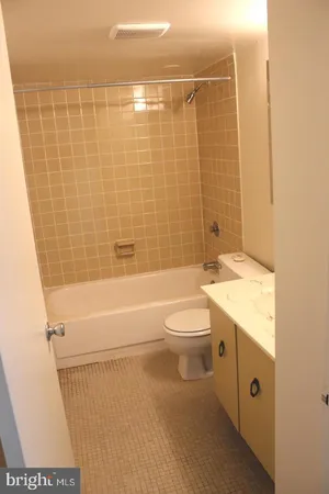 $1,700 | 1420-00 Locust Street, Unit 28J, Philadelphia, PA 19102