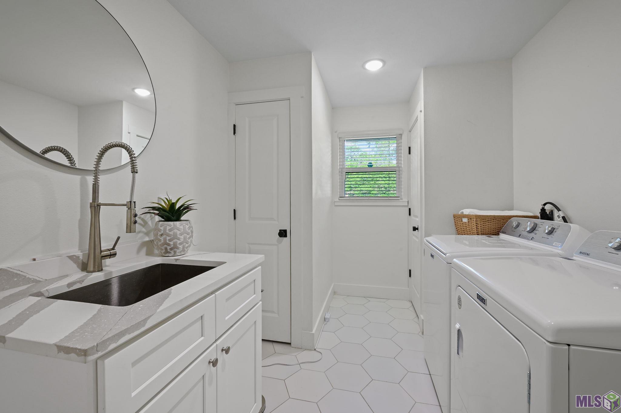 7035 Government Street Baton Rouge, LA 70806 - Photo 24 of 31 Mud Room/Laundry Room