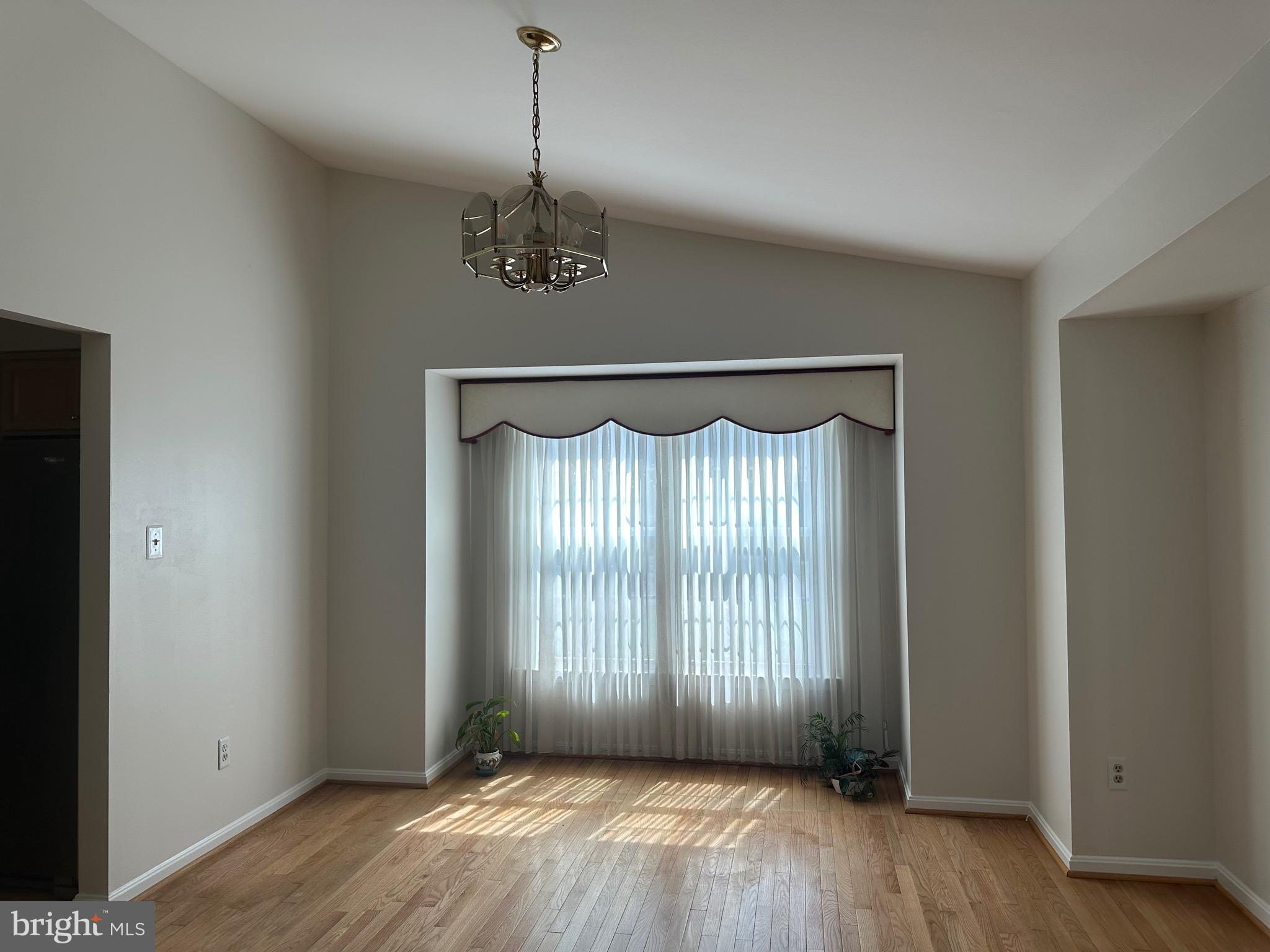 11104 Loran Road Great Falls, VA 22066 - Photo 9 of 27