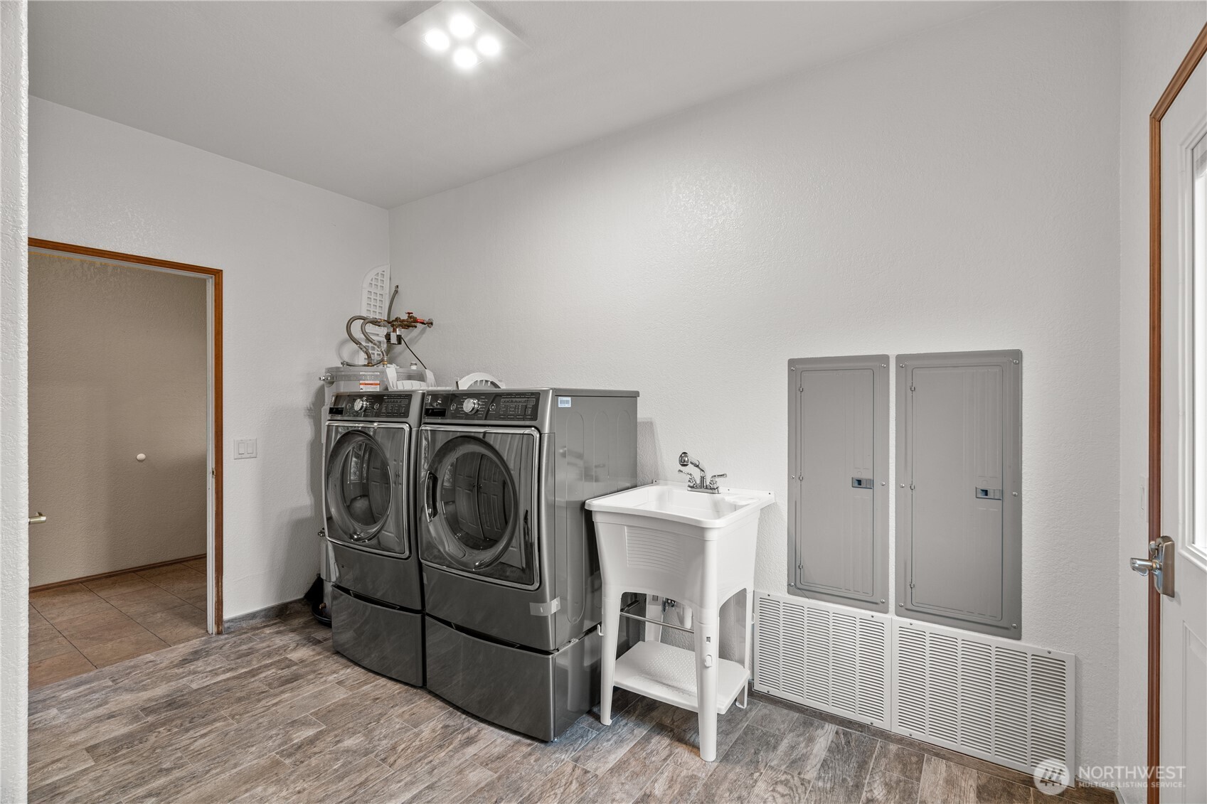 100 9th Street South Montesano, WA 98563 - Photo 21 of 40 a utility room with dryer and washer