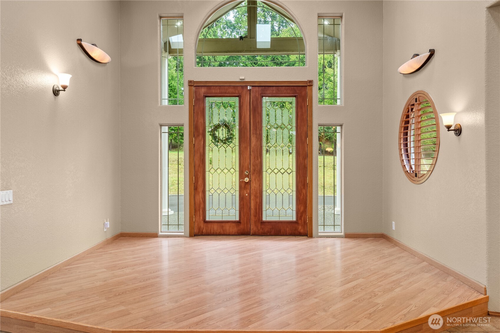 100 9th Street South Montesano, WA 98563 - Photo 4 of 40 an empty room with windows mirror and windows