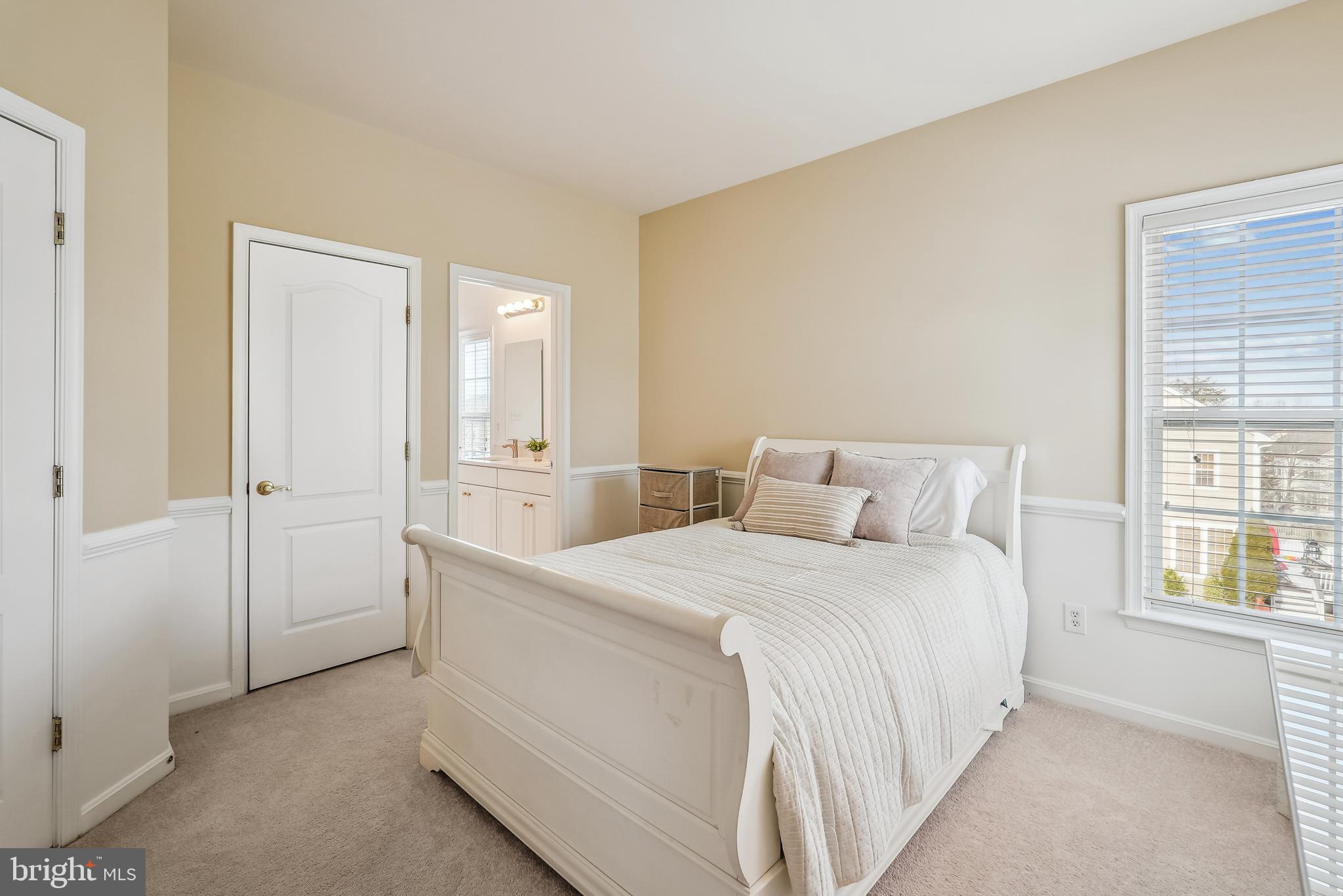 42801 Ridgeway Drive Broadlands, VA 20148 - Photo 35 of 40 a bedroom with a bed and a window