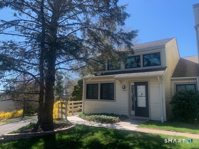 a view of a house with backyard and garden