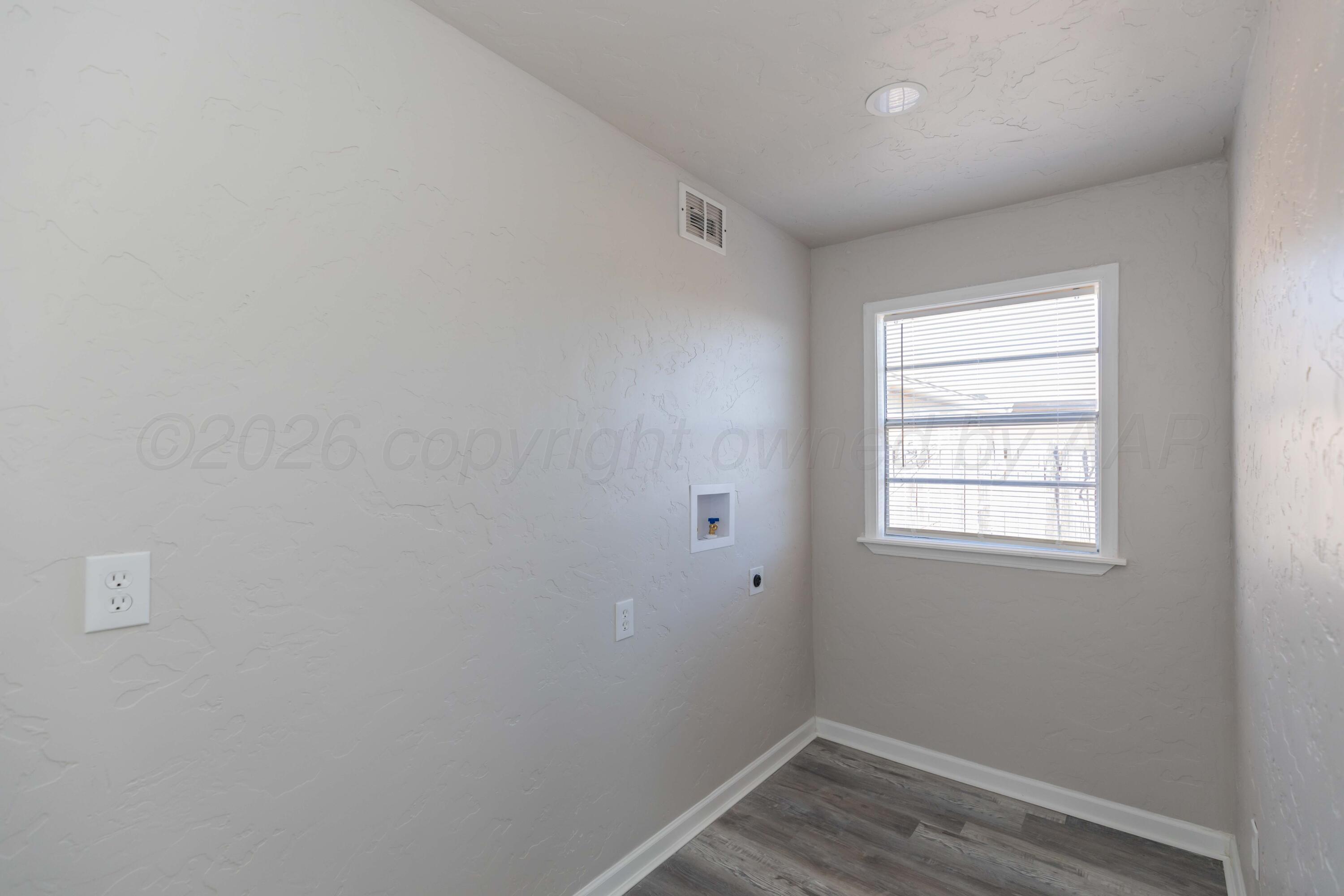 2915 Hodges Street Amarillo, TX 79103 - Photo 15 of 34 an empty room with a window