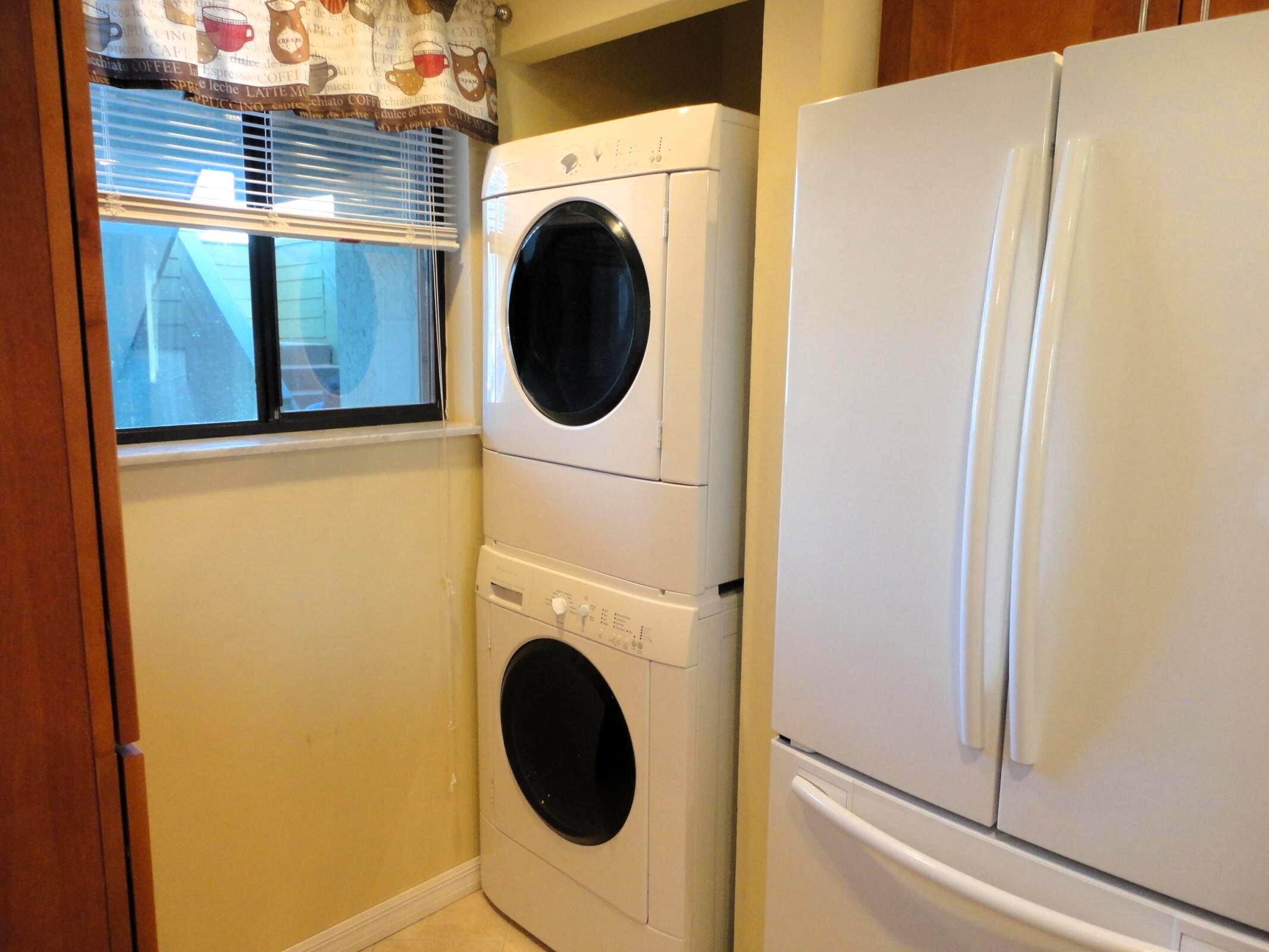 5433 Southeast Miles Grant Road, Unit E104 Stuart, FL 34997 - Photo 8 of 16 a utility room with dryer and washer