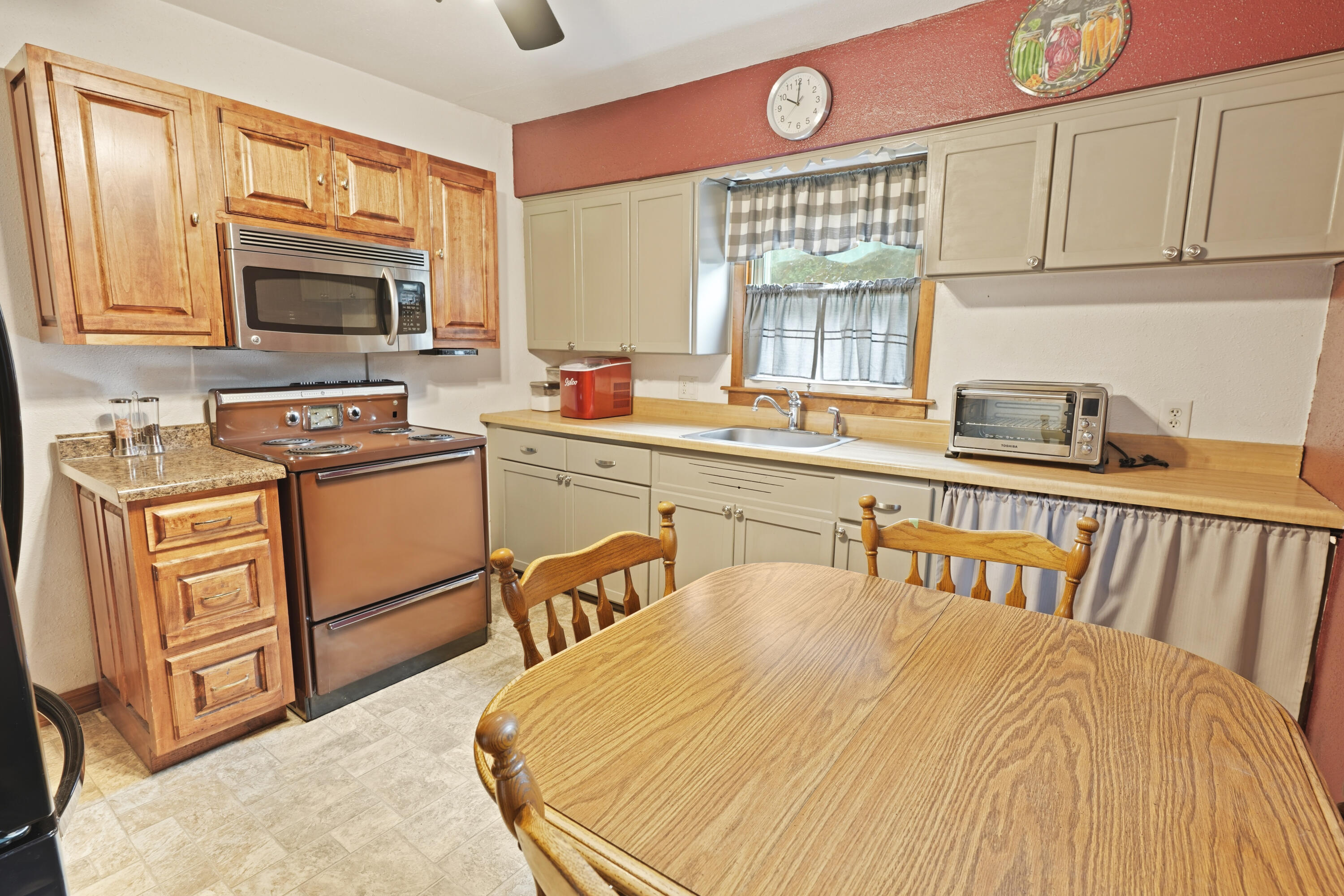 2735 Fox Grove Drive Rochester, WI 53185 - Photo 11 of 23 Kitchen