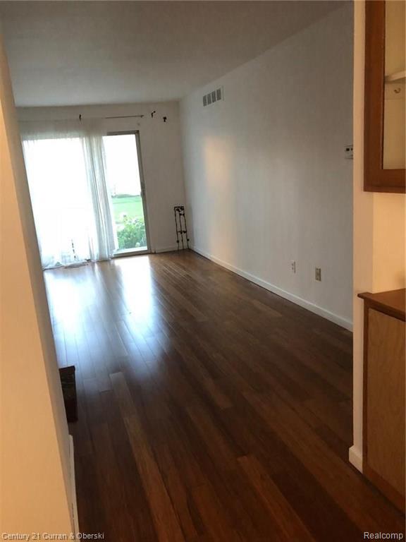 29289 Hayes Road Warren, MI 48088 - Photo 5 of 23