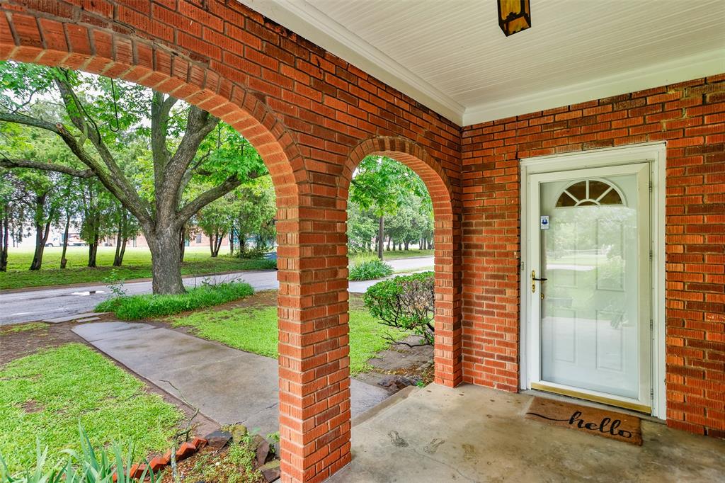 206 Ritchey Street Gainesville, TX 76240 - Photo 5 of 36 a front view of a house with garden