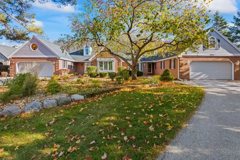 $639,900 | 2611 West Lake Vista Court, Mequon, WI 53092