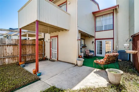 a view of a house with backyard and porch