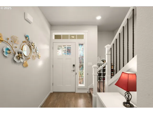 a view of entryway with livingroom