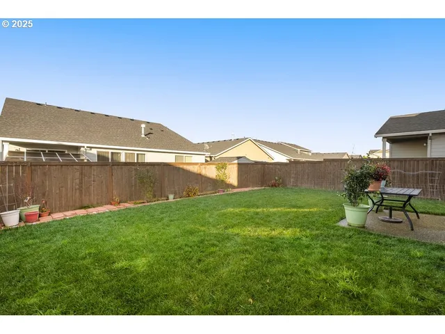 a view of a backyard