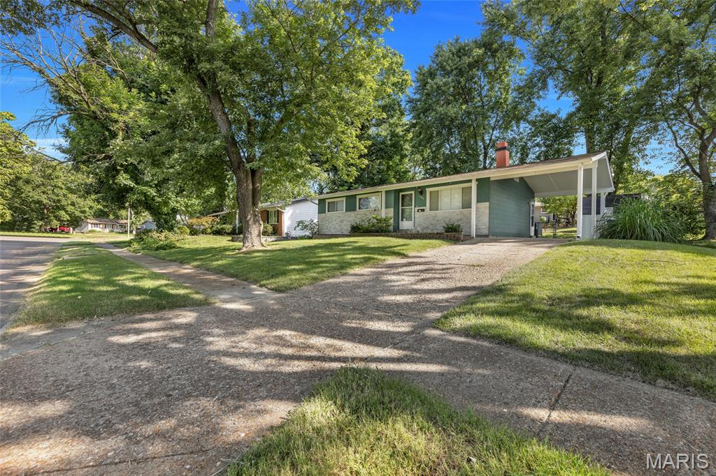 1975 Yaqui Drive Florissant, MO 63031 - Photo 2 of 34