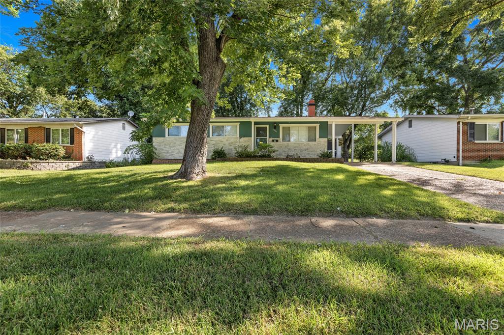 1975 Yaqui Drive Florissant, MO 63031 - Photo 3 of 34