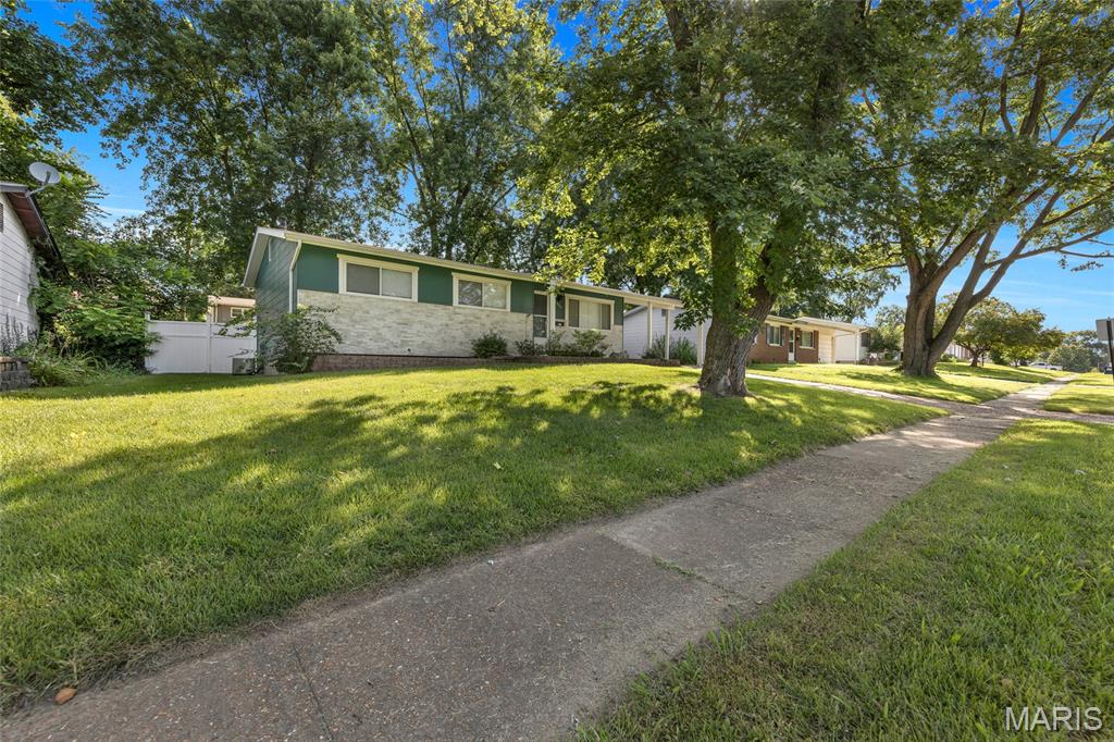 1975 Yaqui Drive Florissant, MO 63031 - Photo 4 of 34