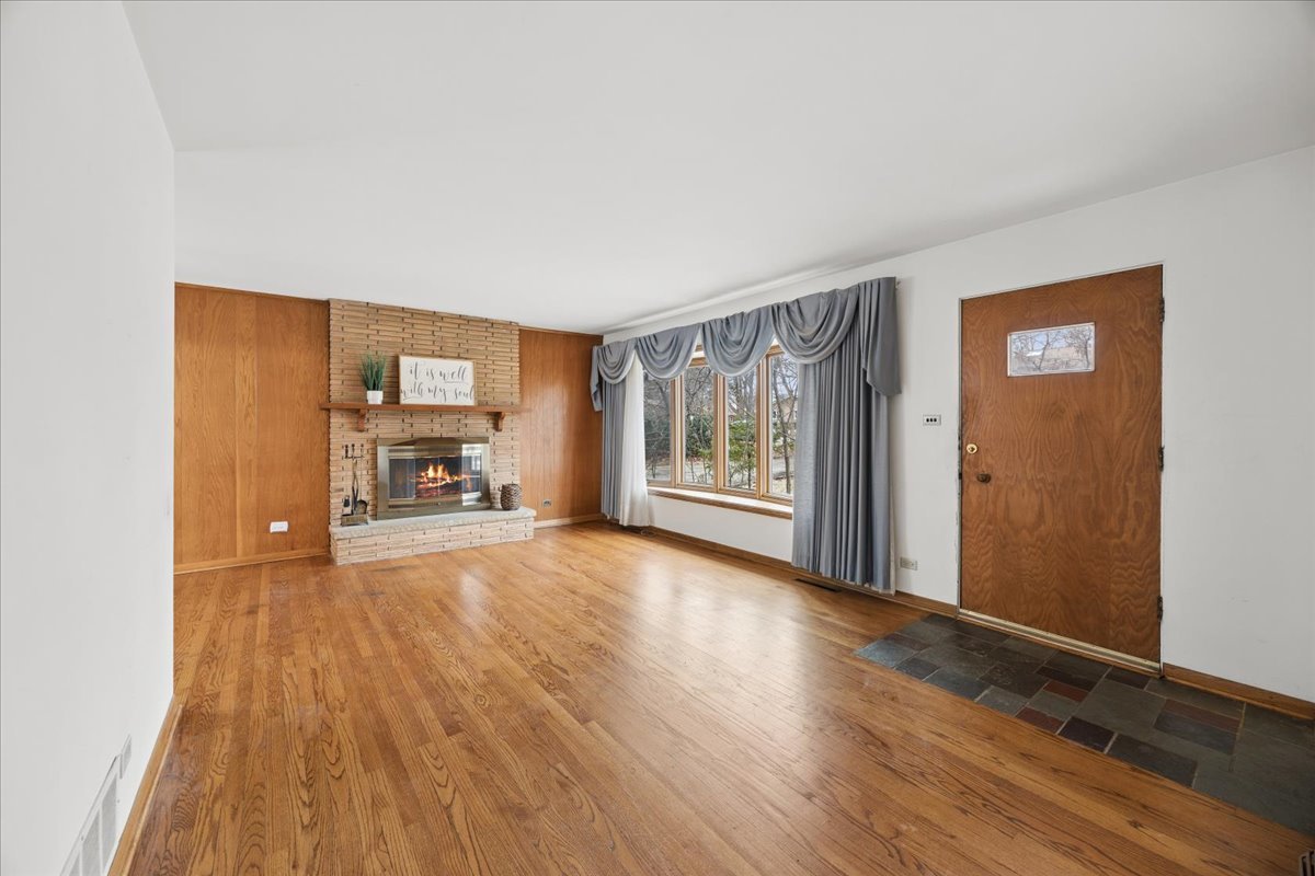 S645 Forest Street Winfield, IL 60190 - Photo 5 of 21