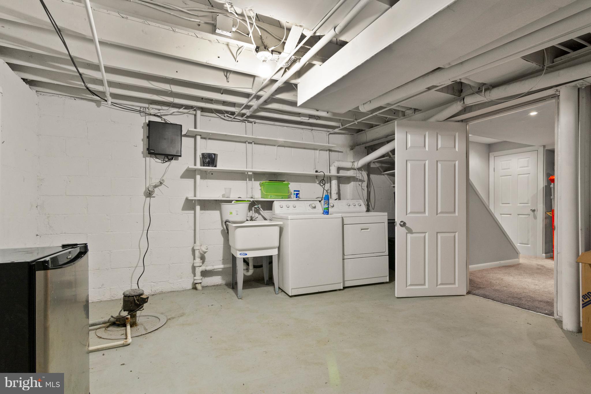 2808 Kirkleigh Road Dundalk, MD 21222 - Photo 22 of 28 a utility room with dryer and washer