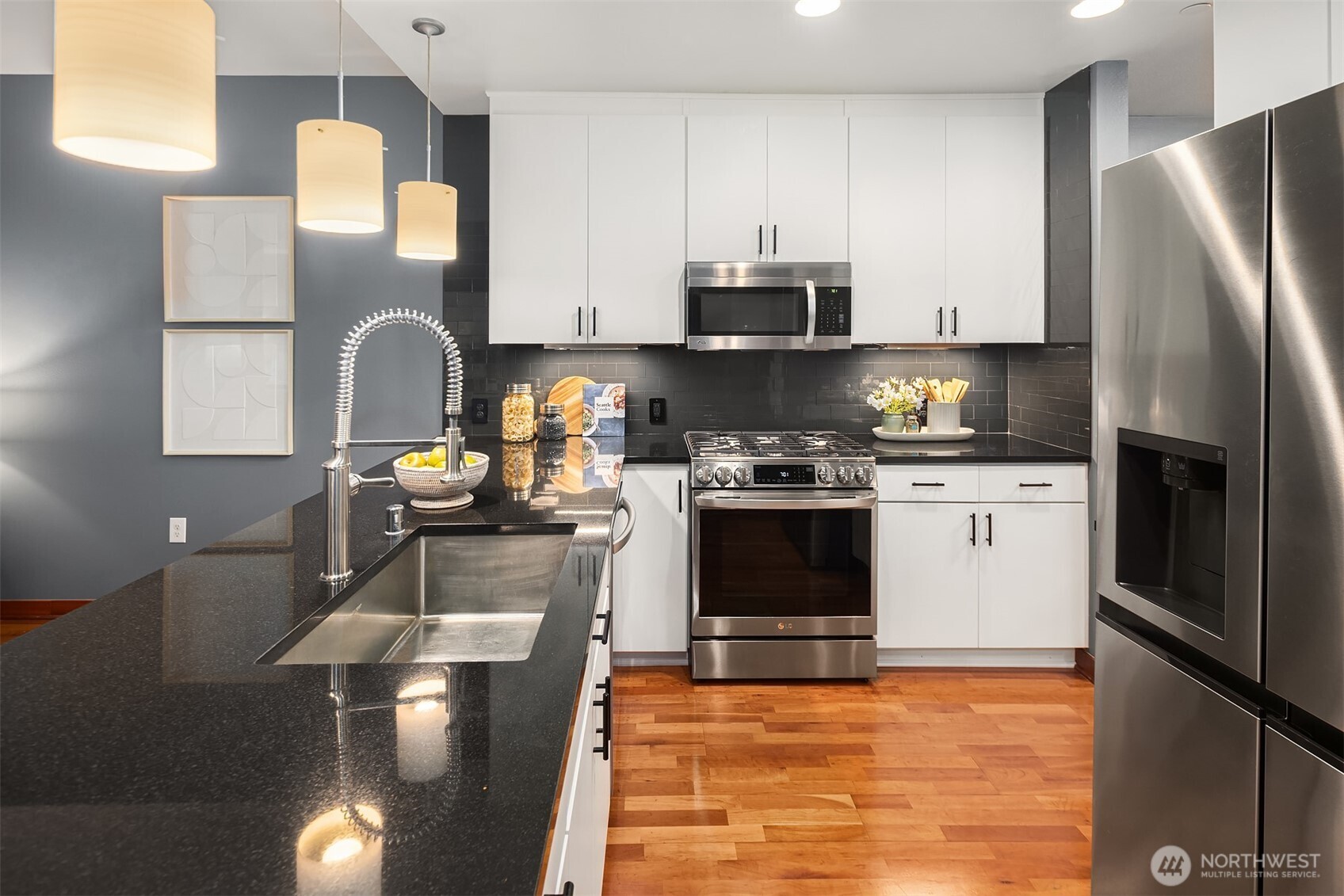 2716 Elliott Avenue, Unit 402 Seattle, WA 98121 - Photo 4 of 33