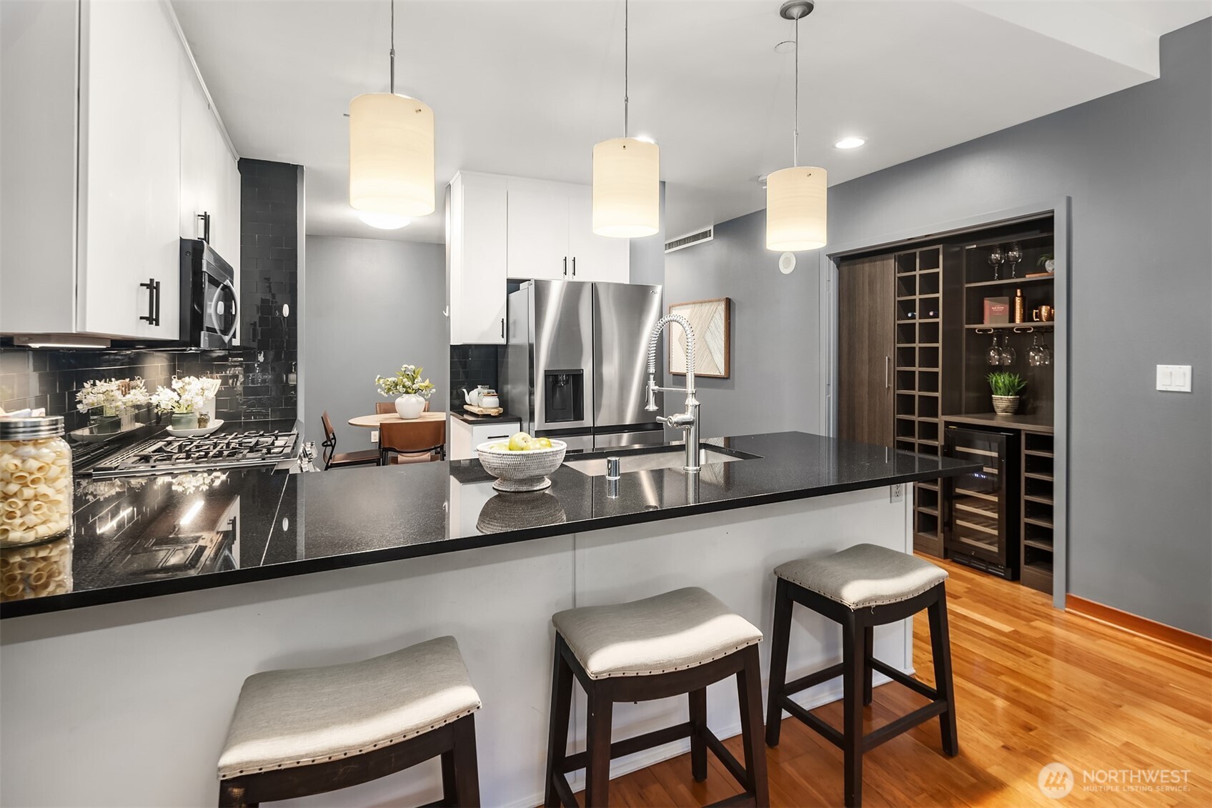 2716 Elliott Avenue, Unit 402 Seattle, WA 98121 - Photo 8 of 33