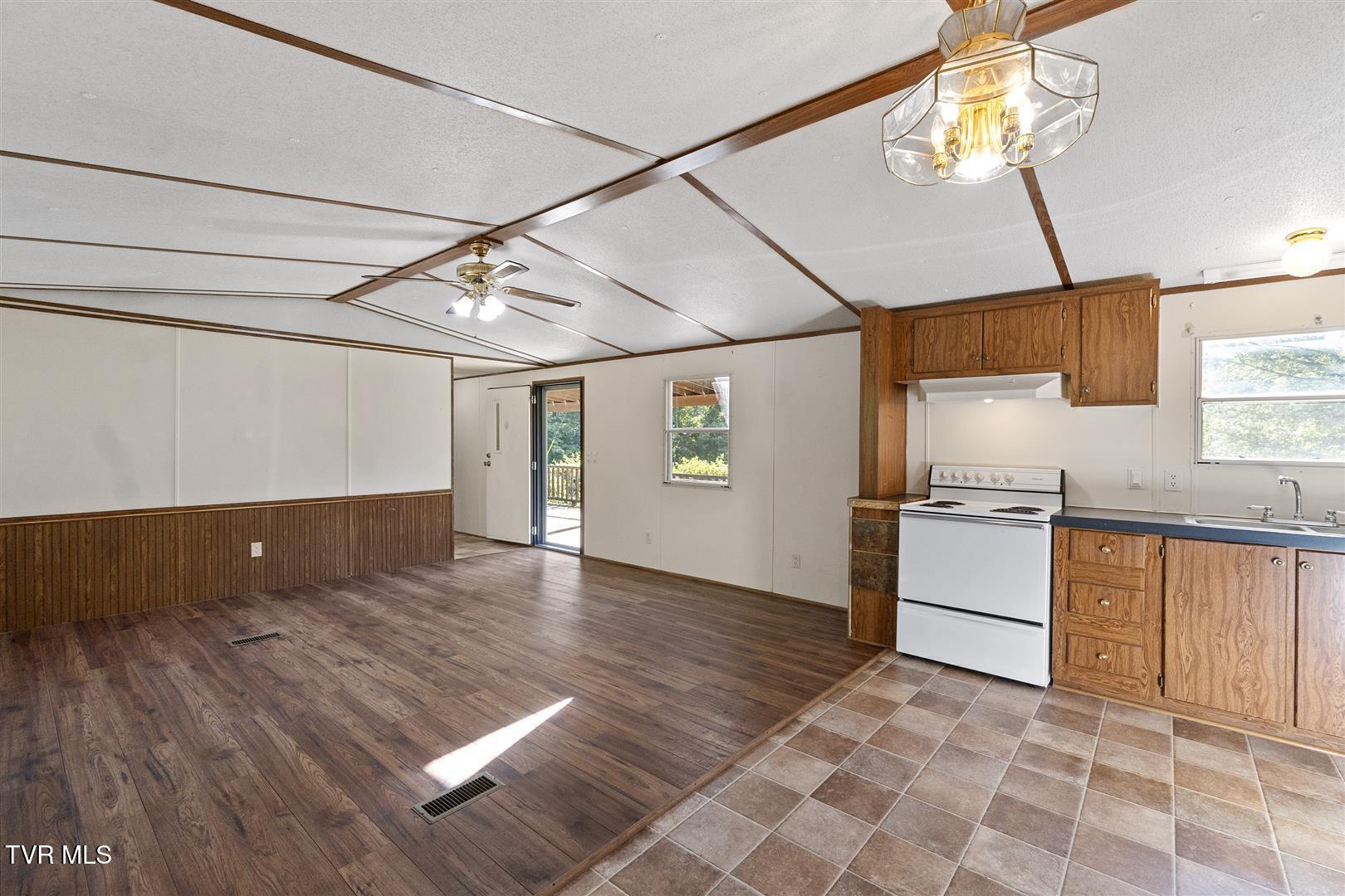 565 Greene Mountain Road Greeneville, TN 37743 - Photo 7 of 50 6