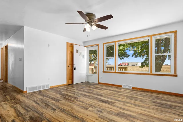 $164,500 | 613 North School Avenue, Minier, IL 61759