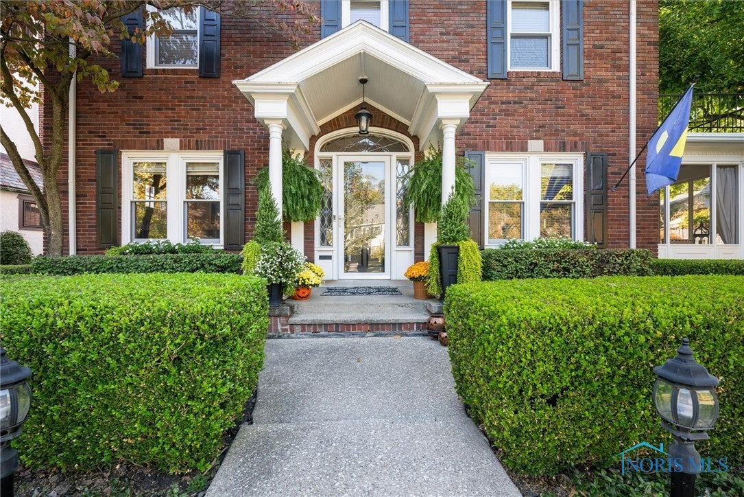 1951 Richmond Road Toledo, OH 43607 - Photo 2 of 45 Built in 1924, this classic Colonial is the picture of perfection both inside and outside.