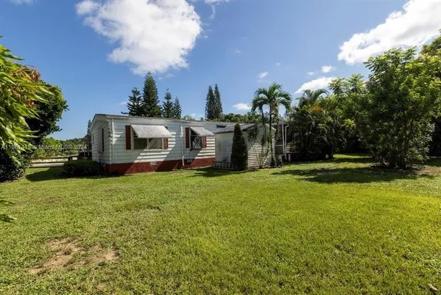 a view of a house with backyard