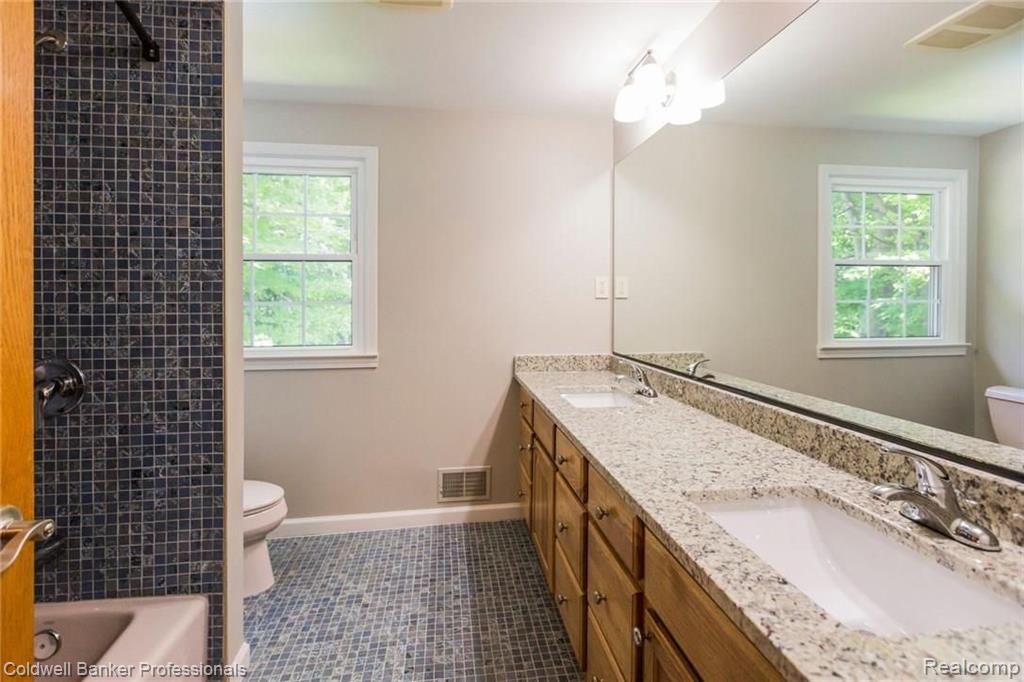 29075 Summerwood Road Farmington, MI 48334 - Photo 30 of 41