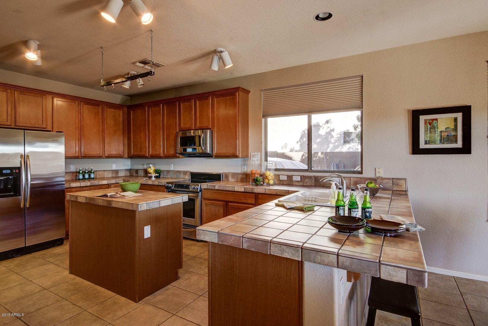 997 South Roles Drive Gilbert, AZ 85296 - Photo 7 of 35 Kitchen
