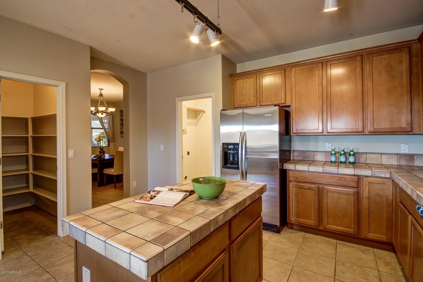997 South Roles Drive Gilbert, AZ 85296 - Photo 8 of 35 Kitchen