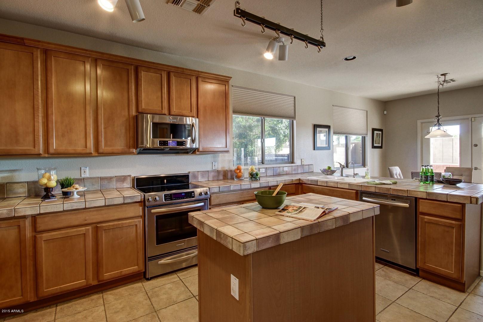 997 South Roles Drive Gilbert, AZ 85296 - Photo 9 of 35 Kitchen