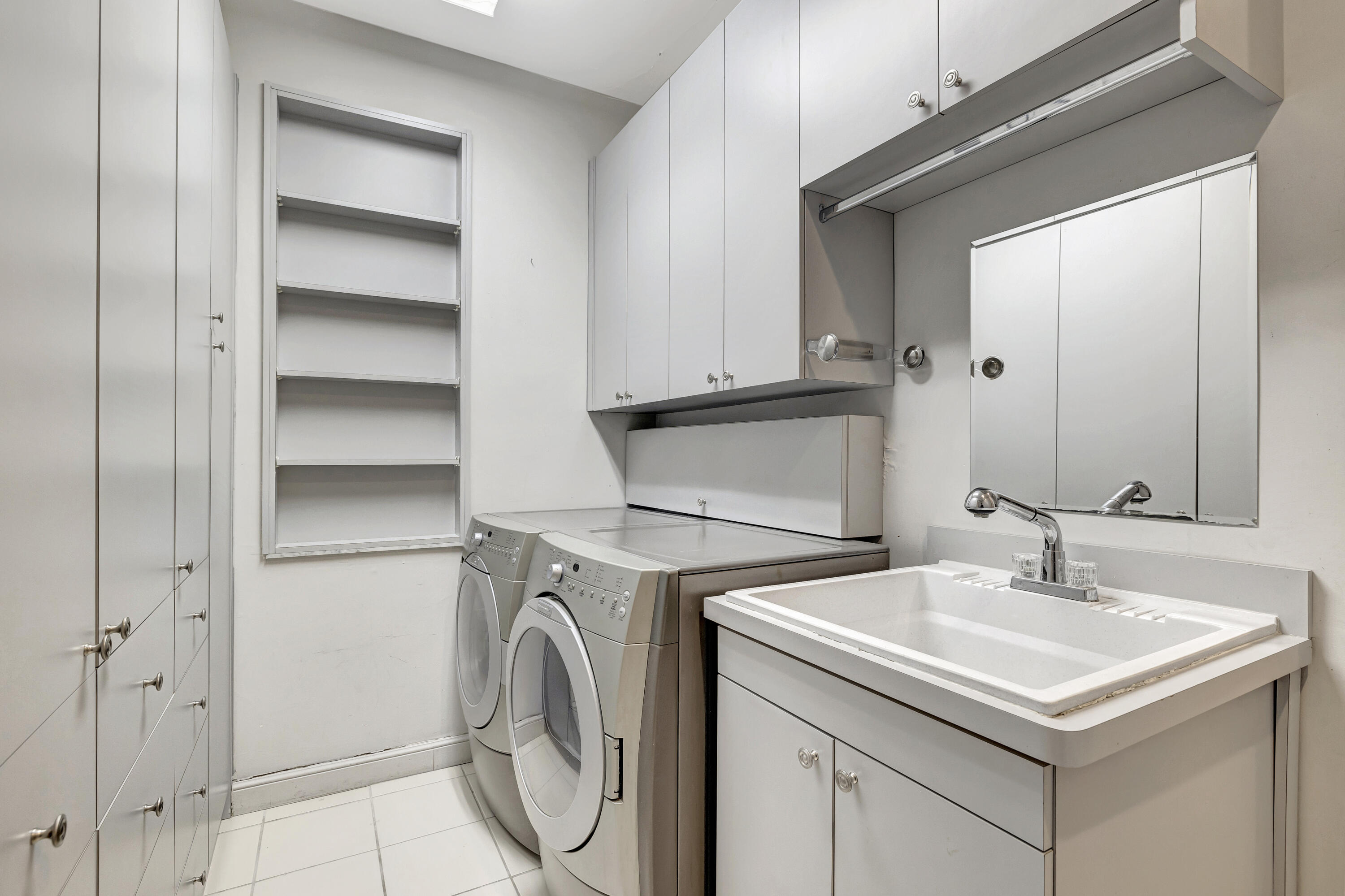 10615 Stonebridge Boulevard Boca Raton, FL 33498 - Photo 39 of 49 Laundry Room