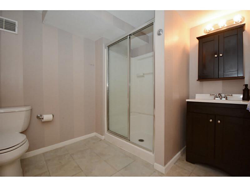 6645 Landview Road Pittsburgh, PA 15217 - Photo 10 of 18 Full Bath. Full bath with newer fixtures