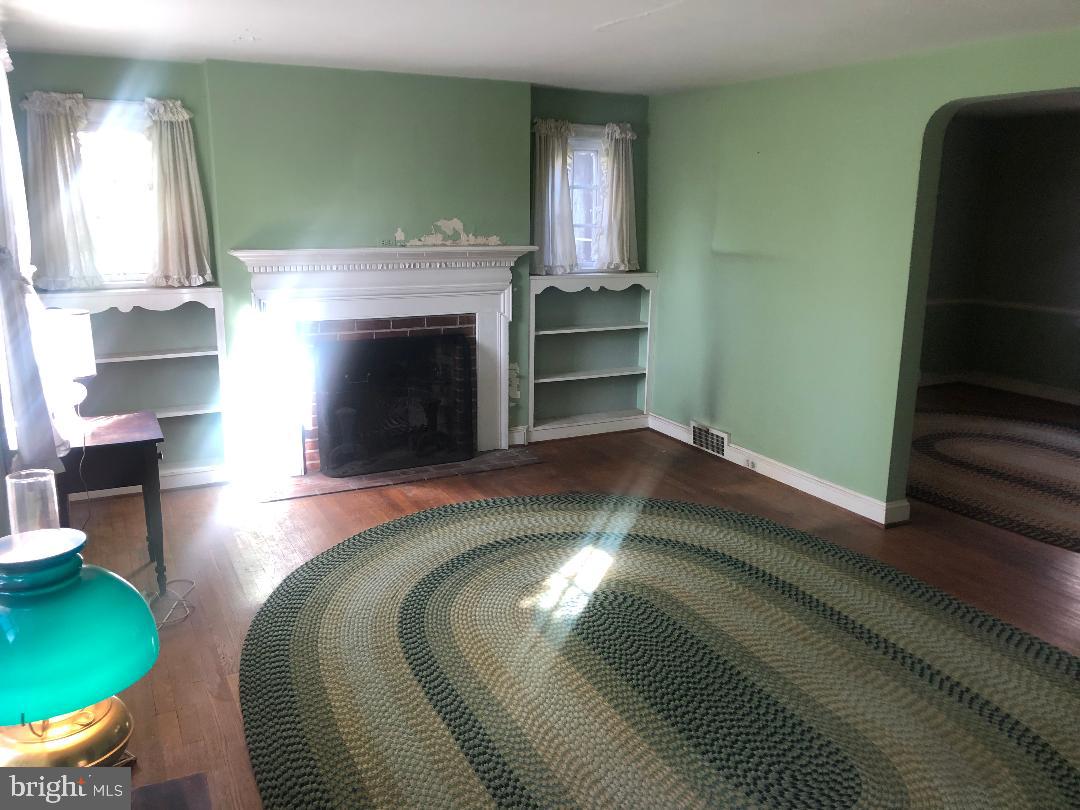 10 Green Ridge Road Yardley, PA 19067 - Photo 4 of 18 Living Room