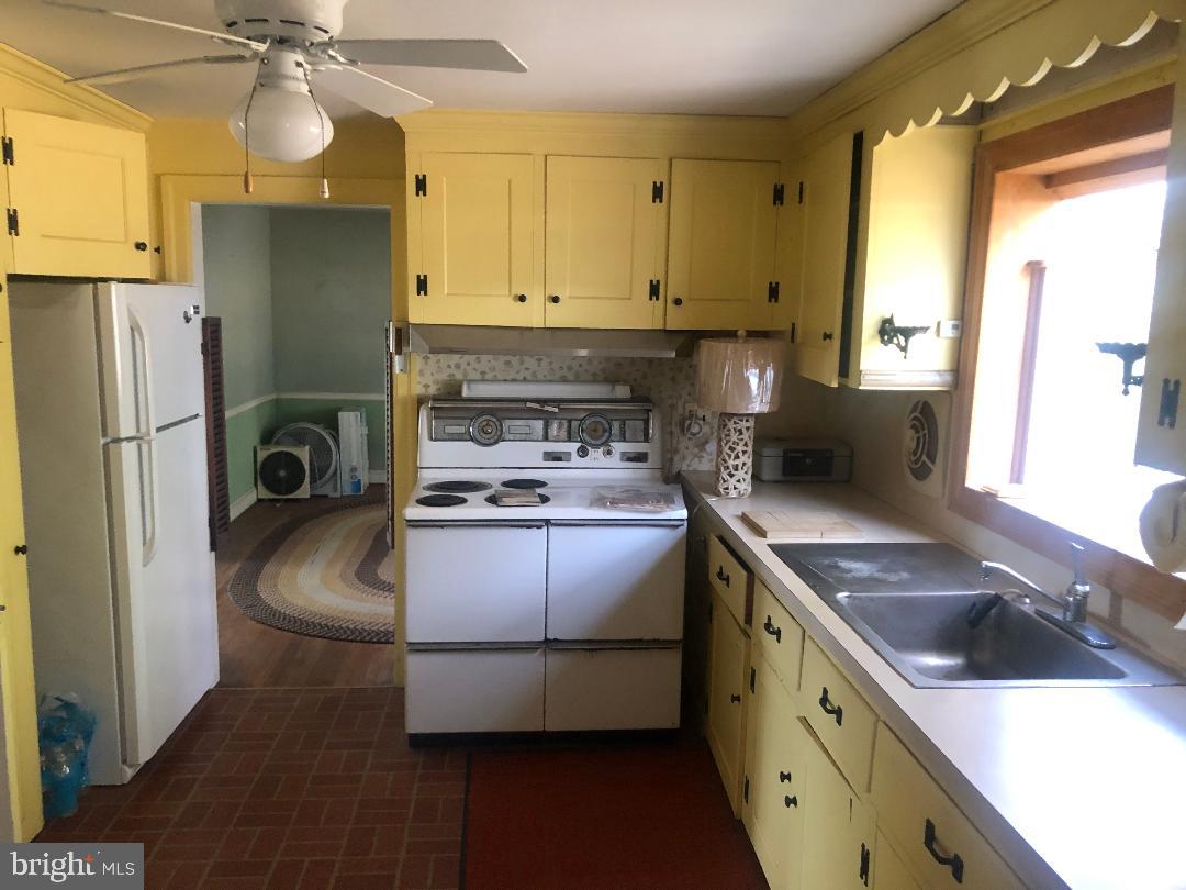 10 Green Ridge Road Yardley, PA 19067 - Photo 7 of 18 Kitchen