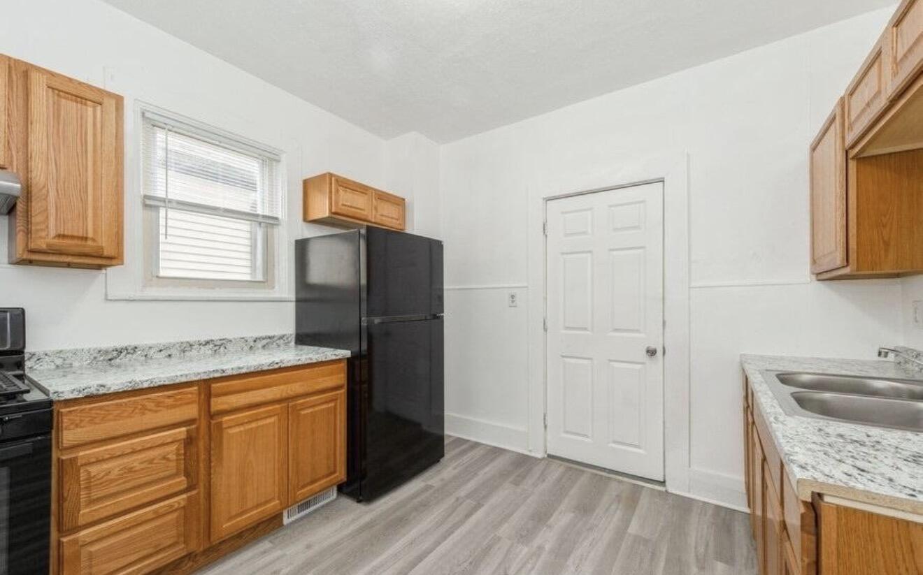 922 Racine Street Racine, WI 53403 - Photo 5 of 10 IMG_4182