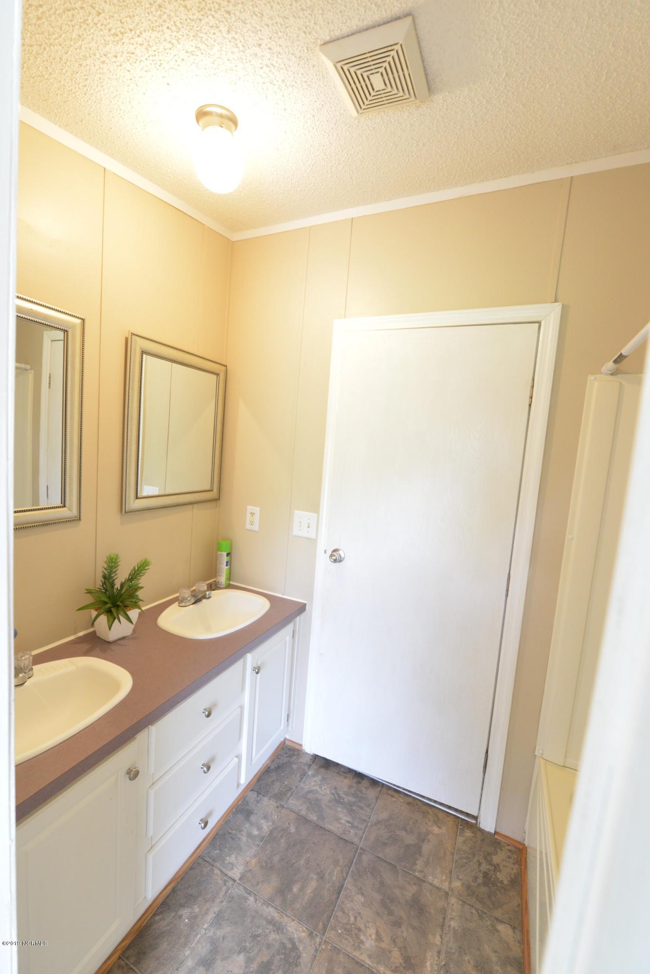 595 Five Mile Road Richlands, NC 28574 - Photo 16 of 35 Hall Bathroom
