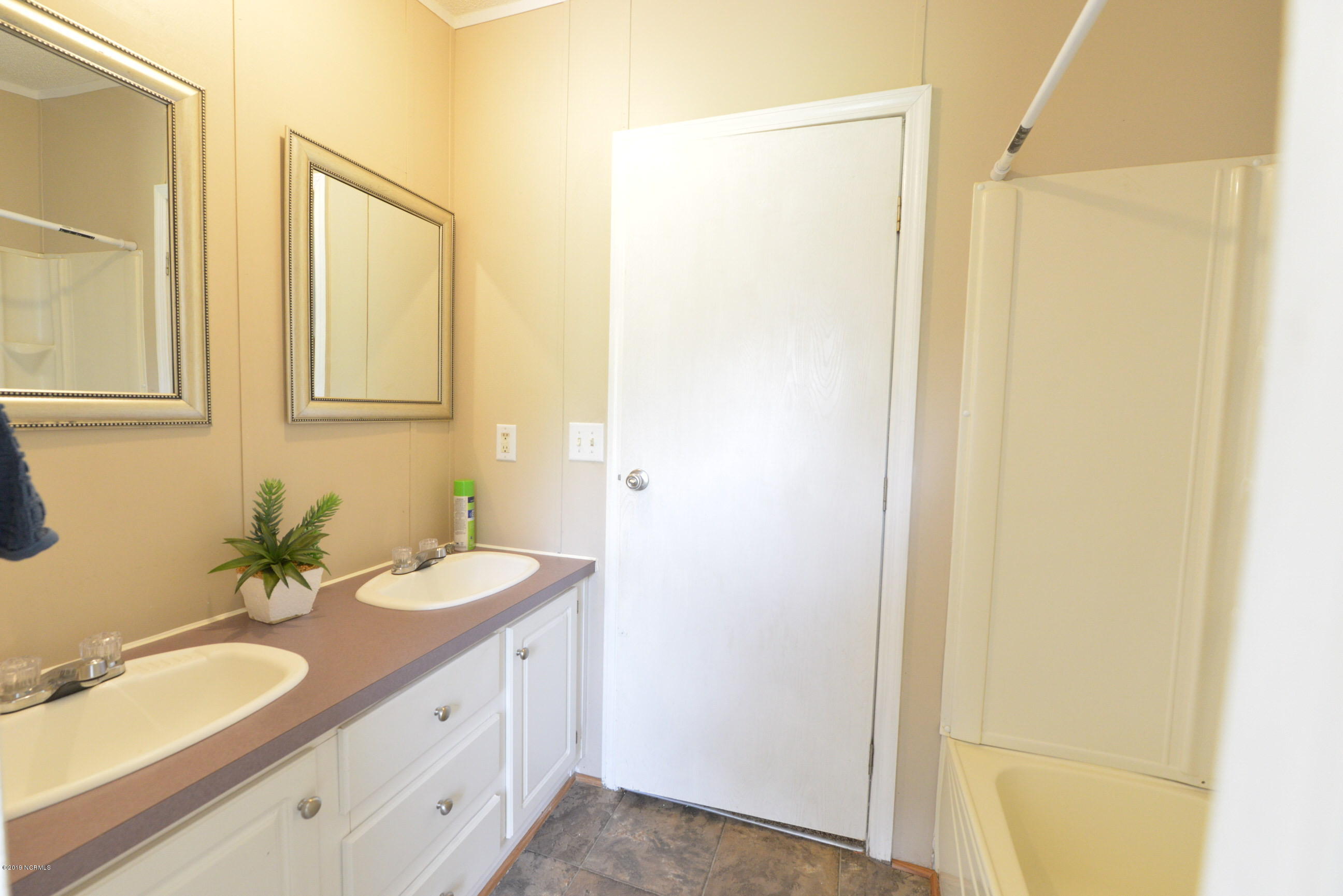 595 Five Mile Road Richlands, NC 28574 - Photo 17 of 35 HallBath1