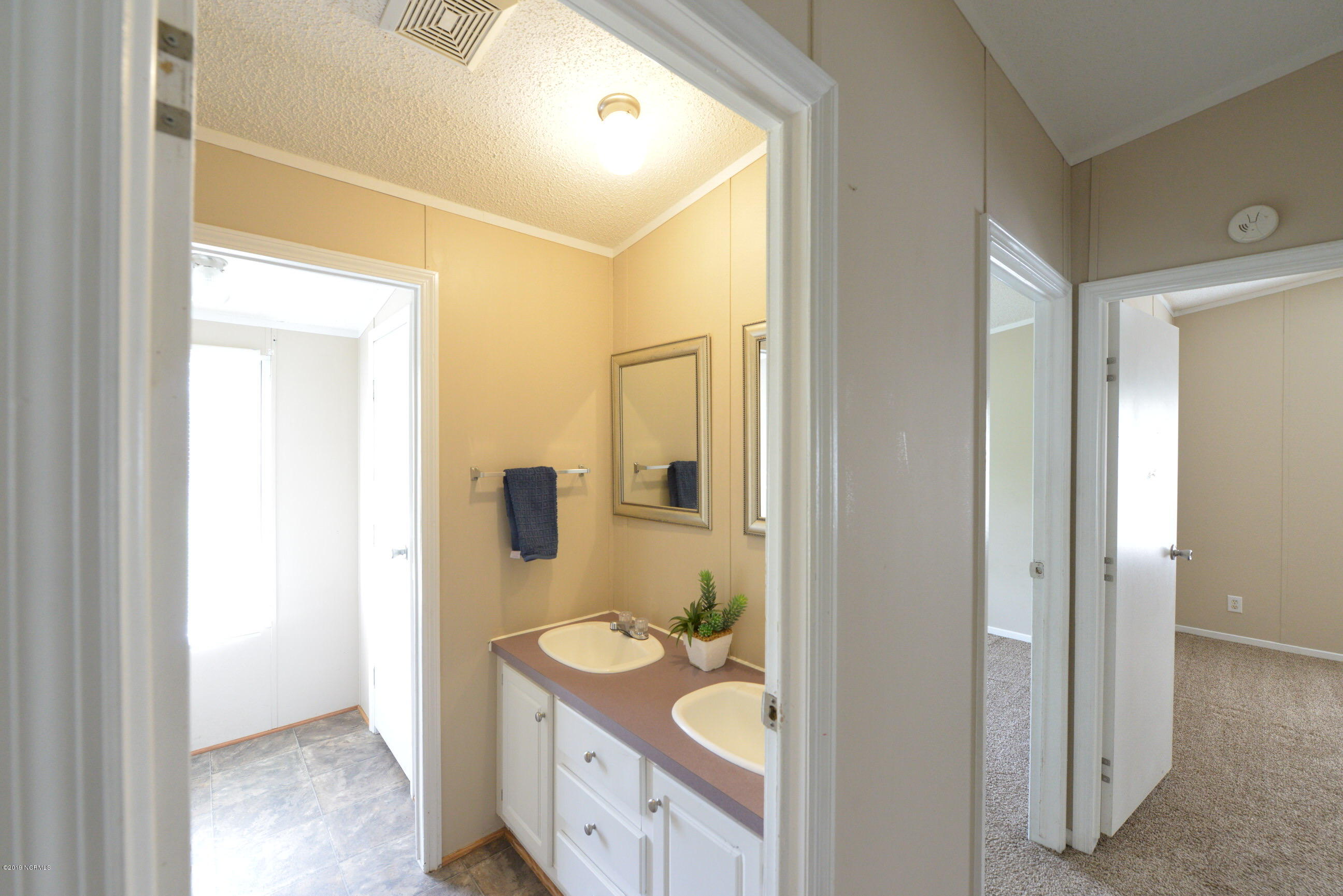 595 Five Mile Road Richlands, NC 28574 - Photo 18 of 35 HallBath2